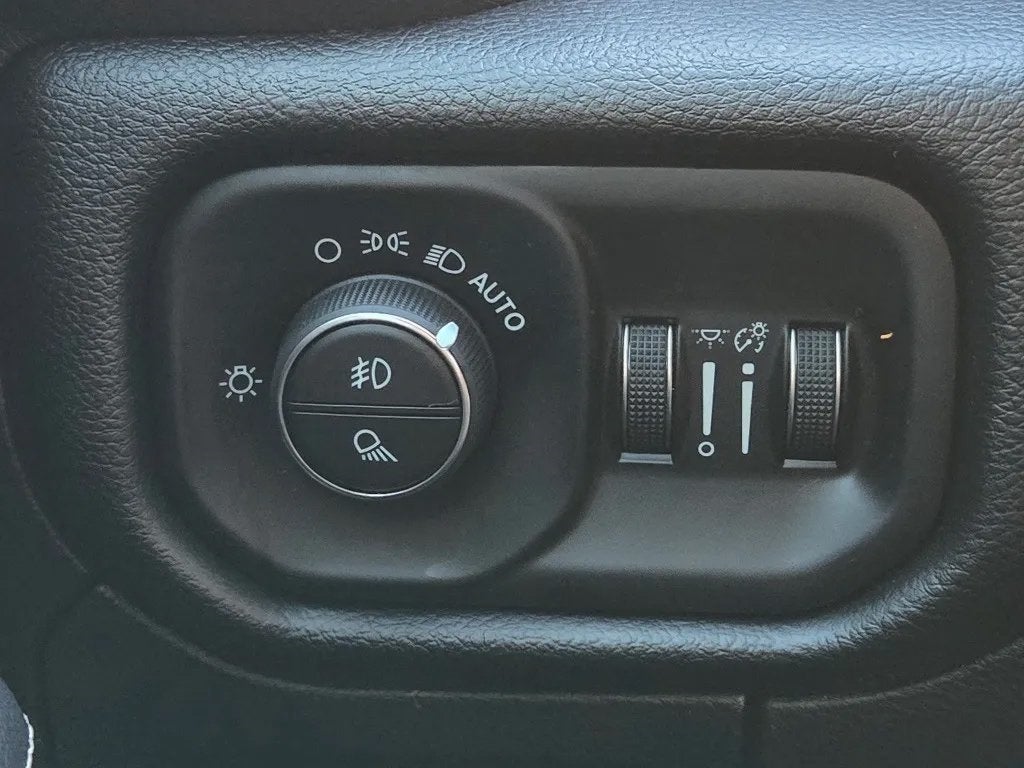 2020 RAM 1500 Laramie Crew Cab 4x4 5'7' Box