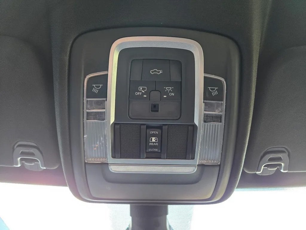 2020 RAM 1500 Laramie Crew Cab 4x4 5'7' Box